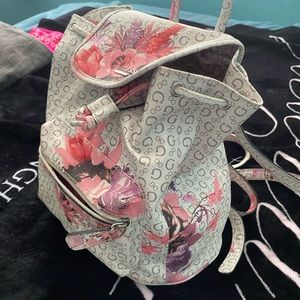 Guess hand-backpack.